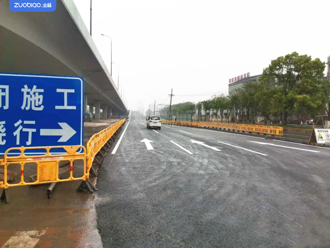 义乌机场路立交化改造工程雪峰路上行匝道正式通车了！
